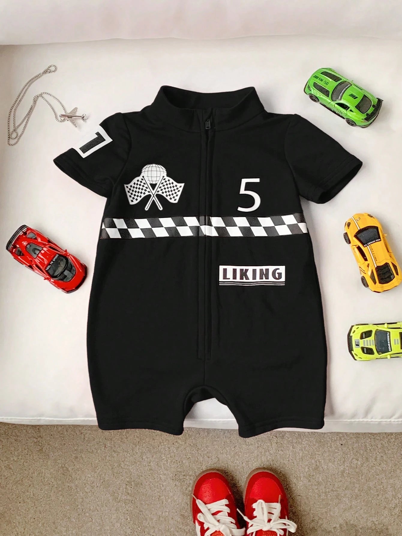 Sommer-Babyset – Weicher Strick-Strampler mit Auto-Sport-Motiv