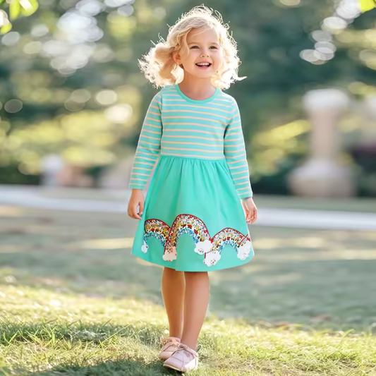 Elegantes Kleid mit Regenbogenmuster