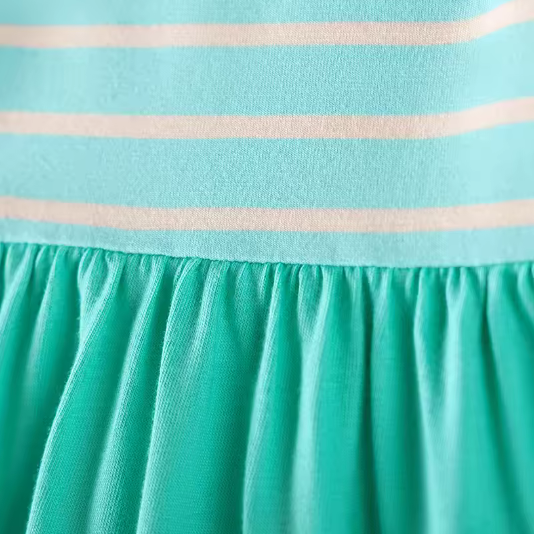 Elegantes Kleid mit Regenbogenmuster