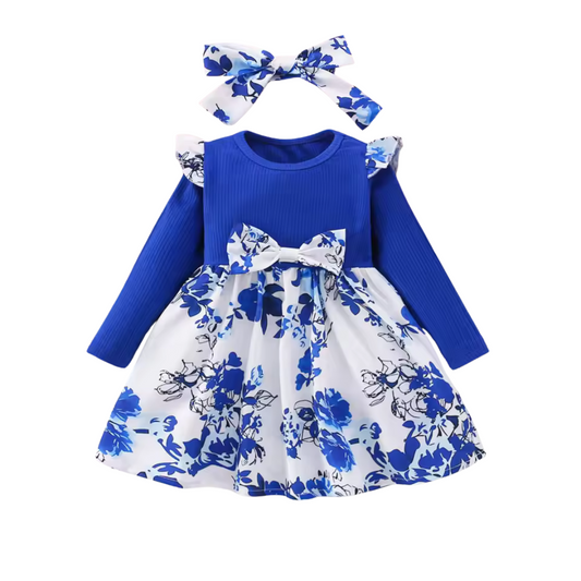 Babykleid mit blauen Blumen