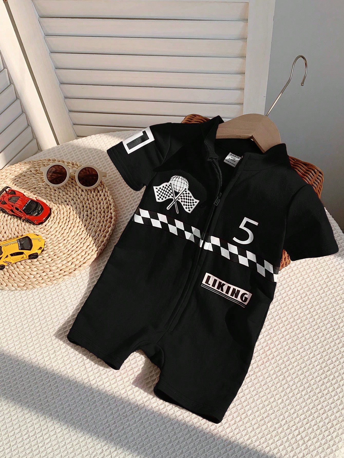 Sommer-Babyset – Weicher Strick-Strampler mit Auto-Sport-Motiv