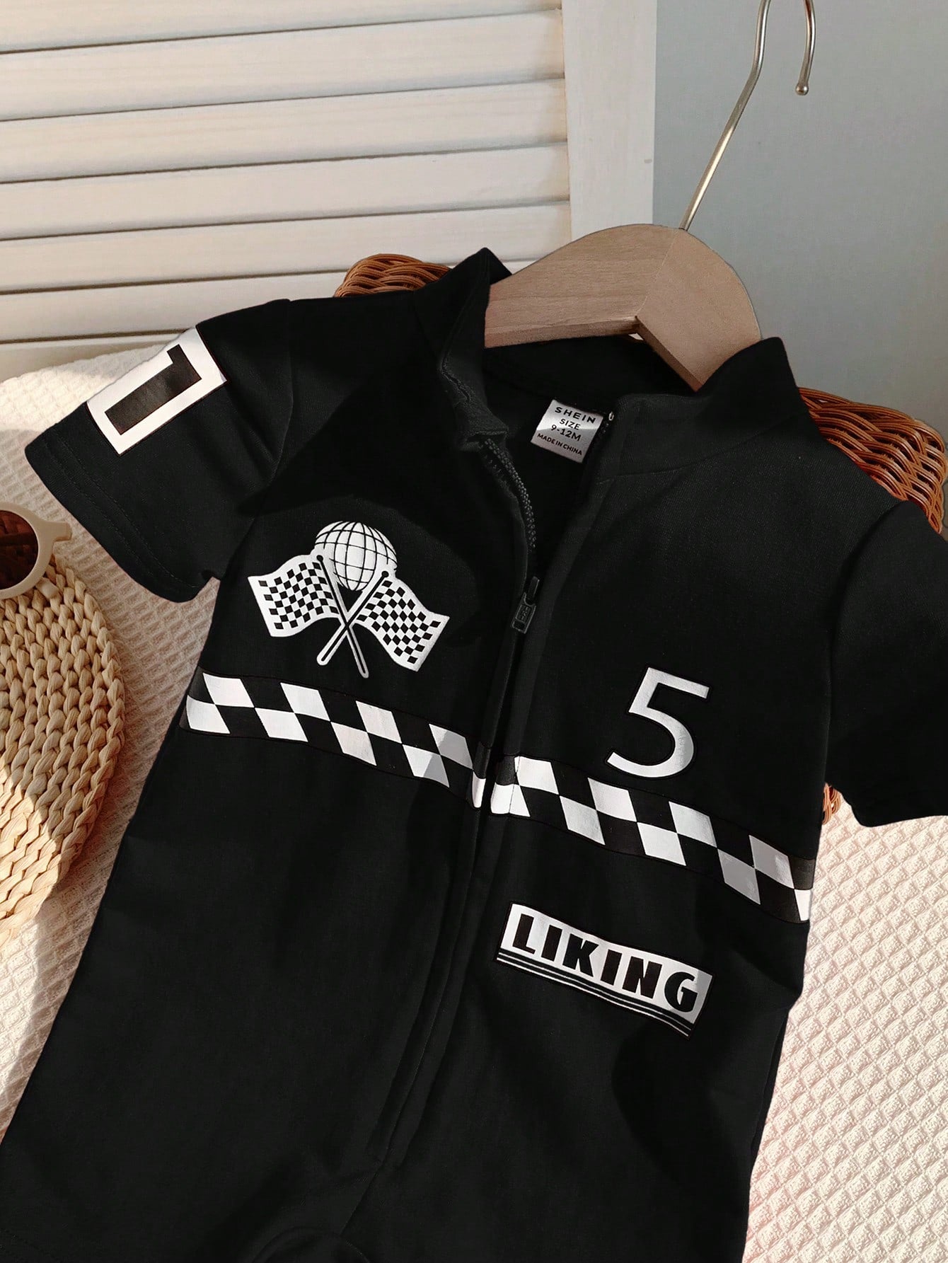 Sommer-Babyset – Weicher Strick-Strampler mit Auto-Sport-Motiv