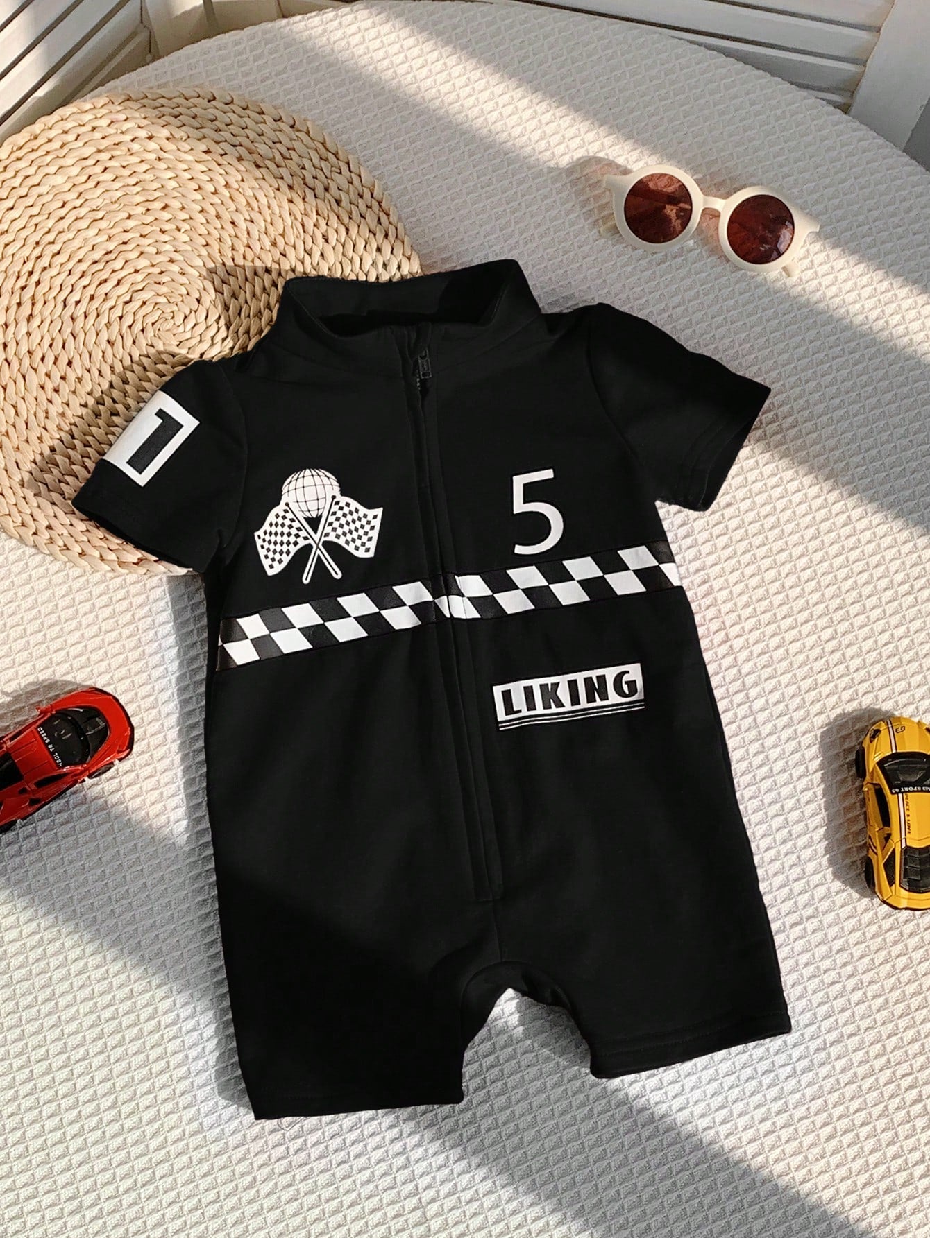 Sommer-Babyset – Weicher Strick-Strampler mit Auto-Sport-Motiv