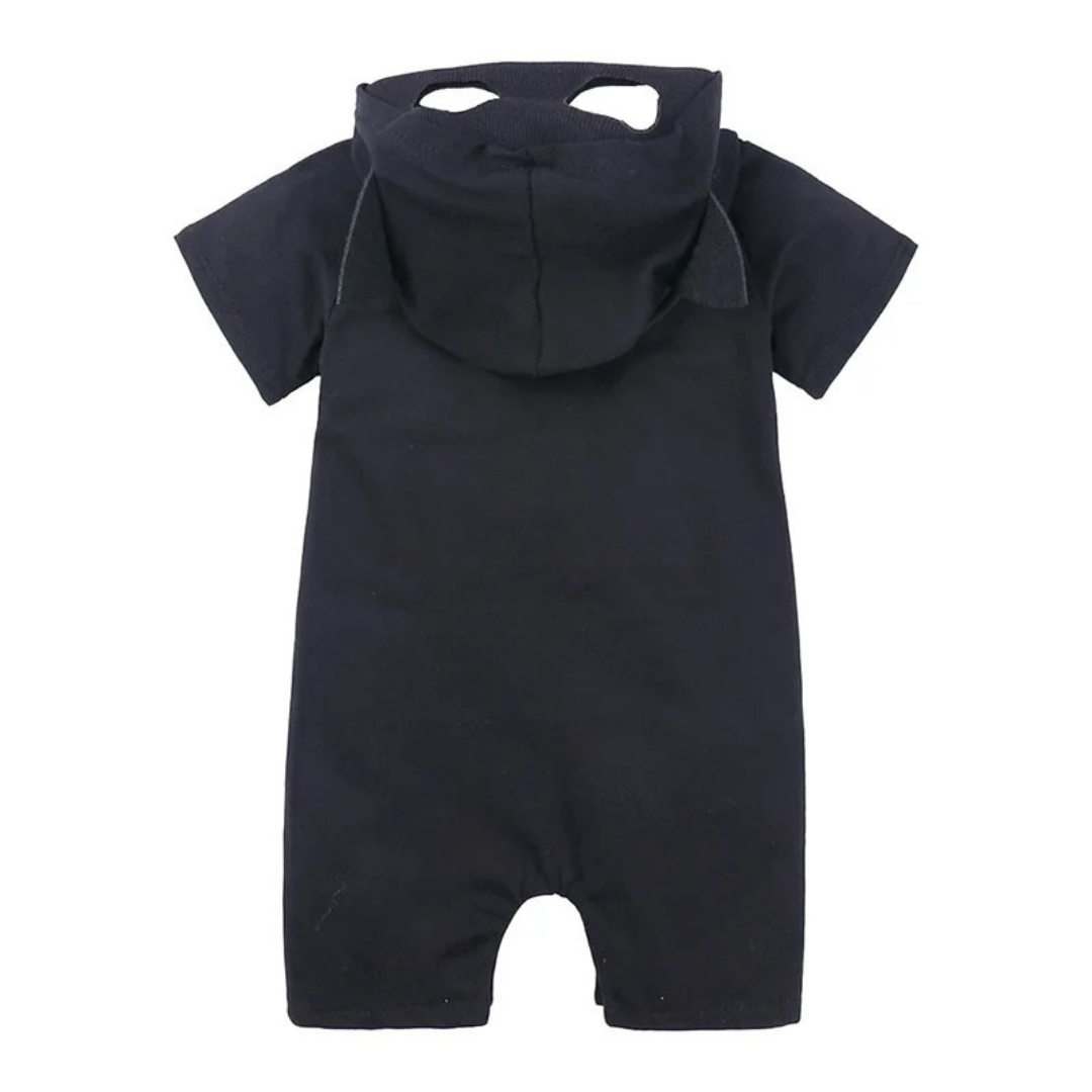 Baby-Strampler im Superhelden-Stil