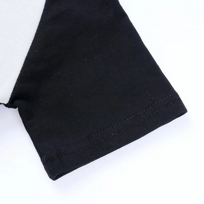 Baby-Strampler im Superhelden-Stil