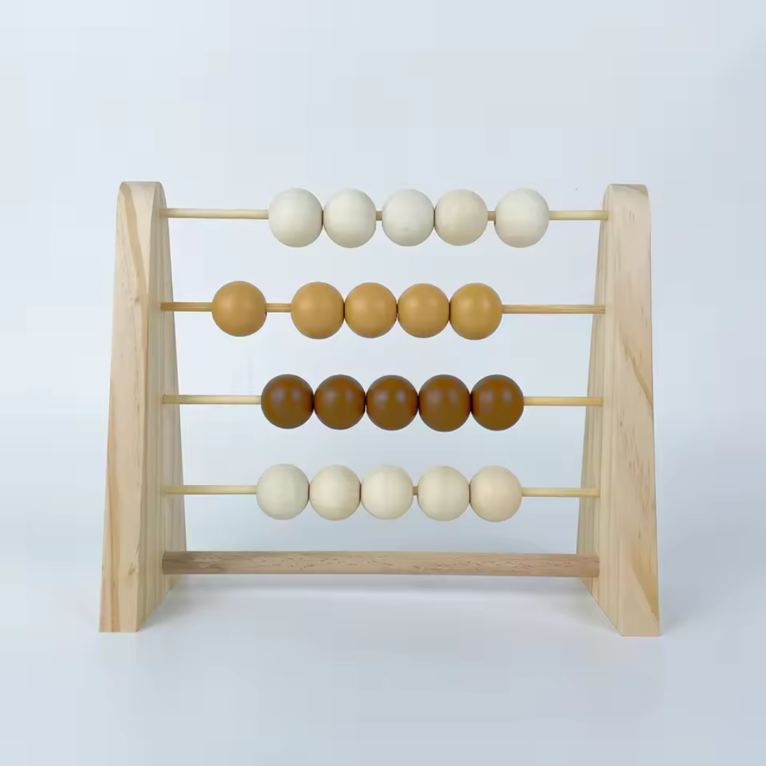 Spielregal aus Holz mit pädagogischer Funktion