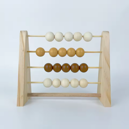 Spielregal aus Holz mit pädagogischer Funktion