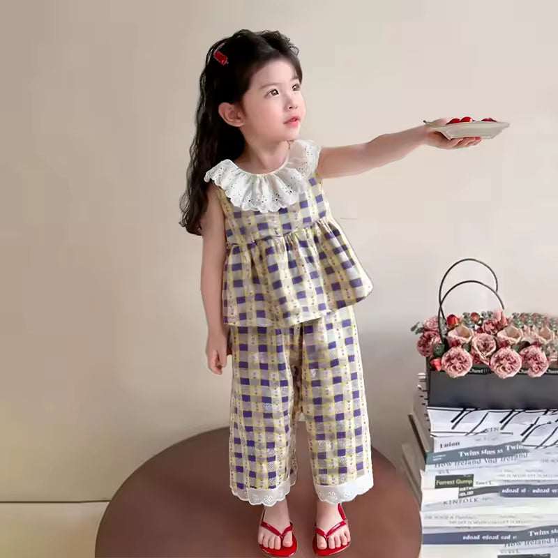 Mädchen-Set mit Spitzenkragen und Blumenmuster