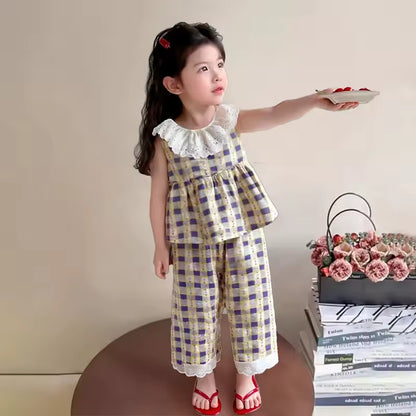 Mädchen-Set mit Spitzenkragen und Blumenmuster