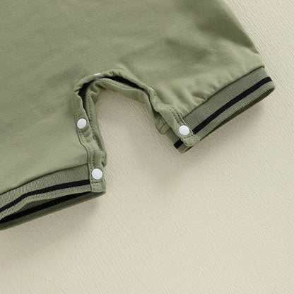 Sommerlicher Jumpsuit mit Dinosaurier-Print, kurzen Ärmeln und Knopfverschluss