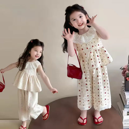 Mädchen-Set mit Spitzenkragen und Blumenmuster