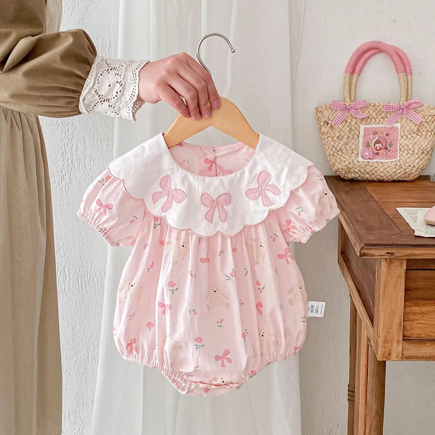 Sommerlicher Baby-Mädchen-Strampler im Prinzessinnen-Stil