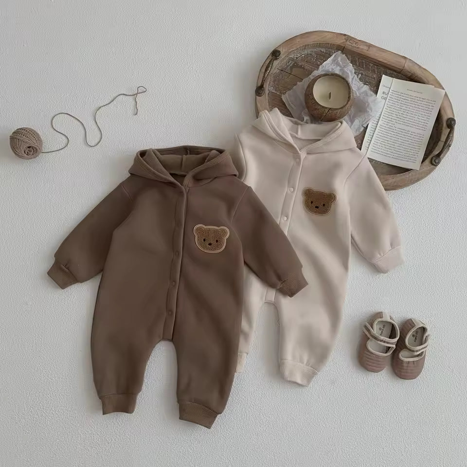 Baby-Jumpsuit mit Schneebär-Motiv